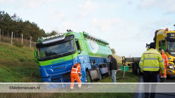 vrachtwagen sloot in A28 Hoogeveen