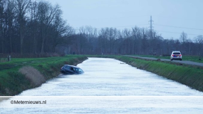 Auto te water De Wijk