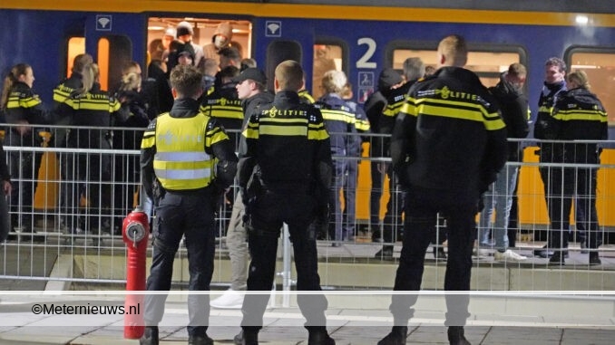 ME haal voetbalsupporteersuit trein Groningen