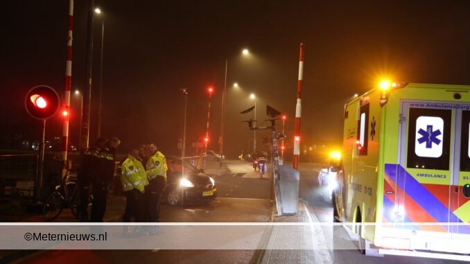 auto botst op brug in Groningen