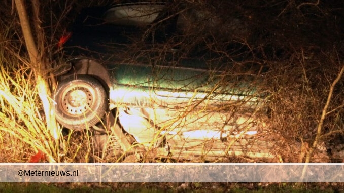 auto op de kant in e bi=osjes A28 de Wijk