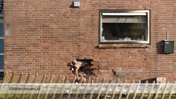 auto rijdt woning aan in Tynaarlo