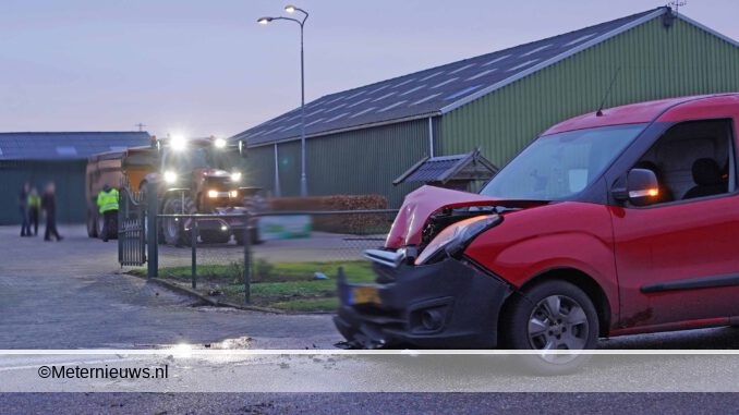auto tegen aanhanger in Wijster