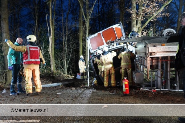 Twee inzittenden door brandweer uit busje gehaald na ongeval in Linde. Twee inzittenden door brandweer uit busje gehaald na ongeval in Linde.