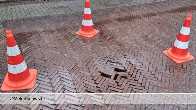 straat verzakt door regen in Groningen