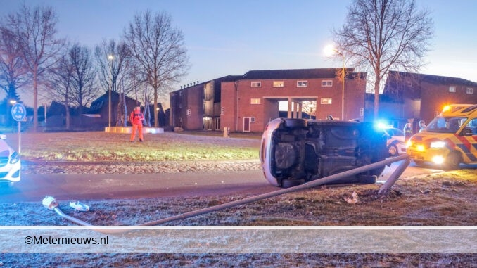 Auto op de kant in Emmen