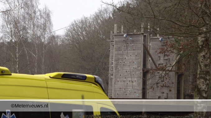 Val uit klimtoren in Grolloo