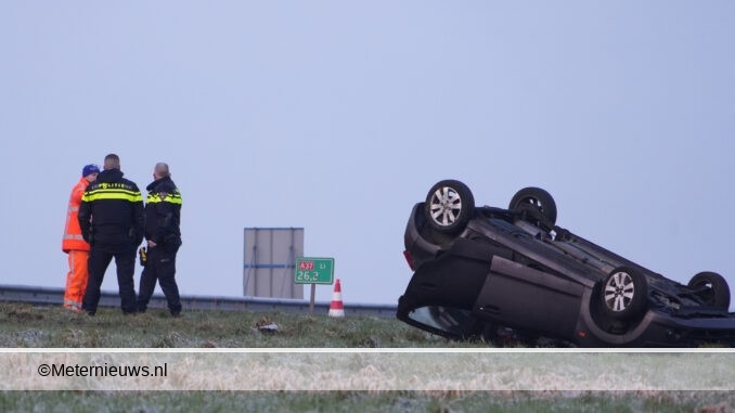 auto op de kop a37 Veenoord