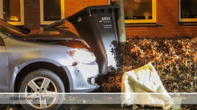 auto tegen container en boom in Nieuw Weerdinge