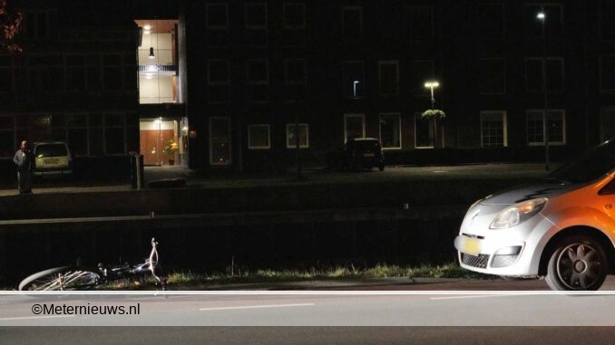 automobilist rijdt fietser aan Nieuw Amsterdam