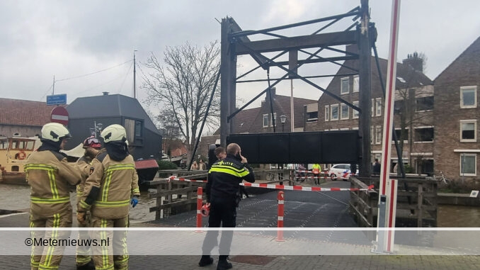 contragewicht houtenbrug stort in in Meppel