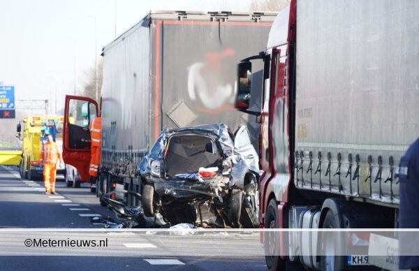 Dode en zwaar gewonde ongeval vrachtwagen personenauto A28 Zwolle.