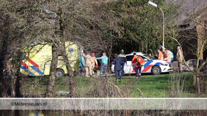 man onder boom in Uithuizen