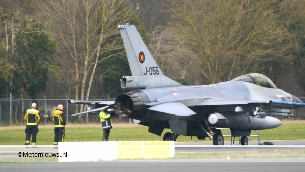 F-16 landt op vliegveld Eelde na botsing met vogel.