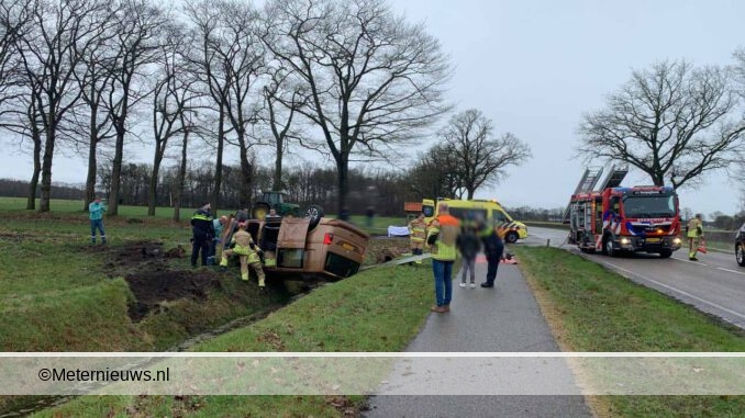 auto boven sloot brucht