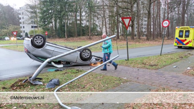 auto op de kopEmmen