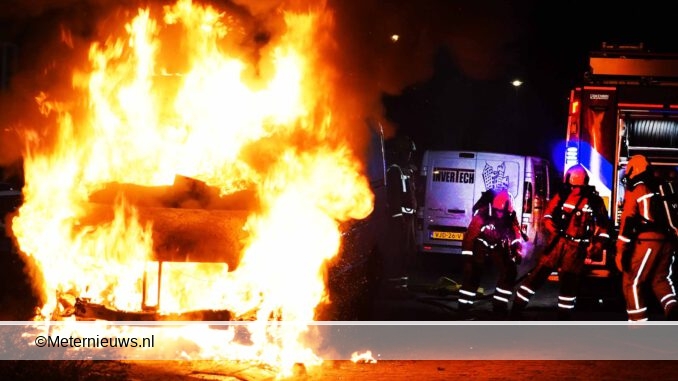 Besrijfsbusje in brand brandstichting Assen