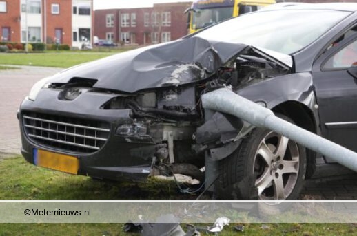 Lantaarnpaal vast in auto na aanrijding Emmercompascuum. Lantaarnpaal vast in auto na aanrijding Emmercompascuum.
