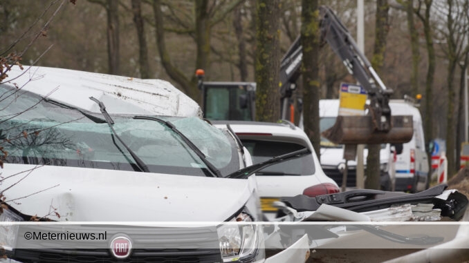 bestlbus botst op roijplaats graafmachine