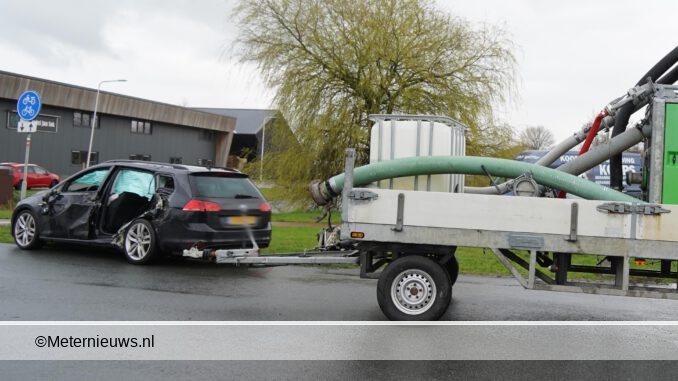 dissel aanhanger boort zich in auto in Meppel