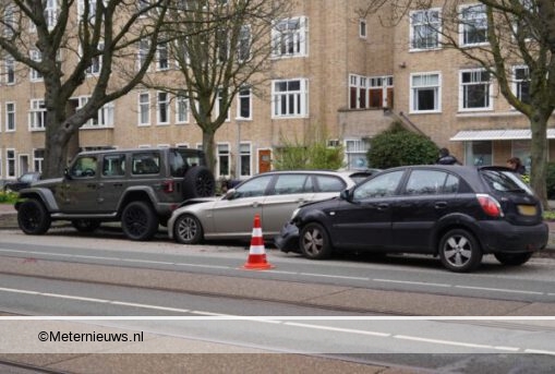 Jeep van meer dan een ton aangereden in Amsterdam. Jeep van meer dan een ton aangereden in Amsterdam.