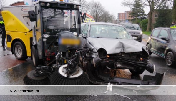 Botsing tussen veegauto in Meppel en auto: één gewonde. Botsing tussen veegauto in Meppel en auto: één gewonde.
