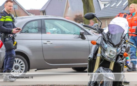 Motorrijder gewond na aanrijding Veenoord. Motorrijder gewond na aanrijding Veenoord.