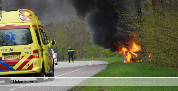 Bestuurder ontvlucht brandende auto na ongeval Zuidwolde. Bestuurder ontvlucht brandende auto na ongeval Zuidwolde.