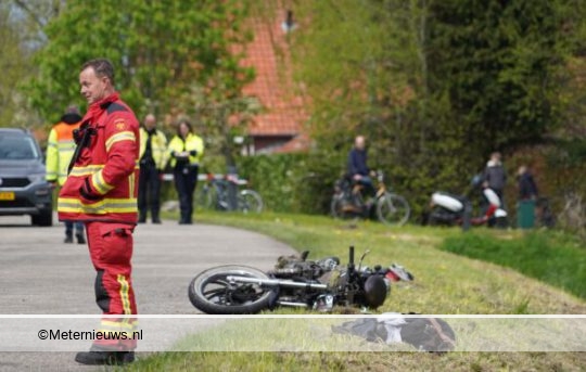 Drie gewonden na aanrijding motor fietsers in Blijham. Drie gewonden na aanrijding motor fietsers in Blijham.
