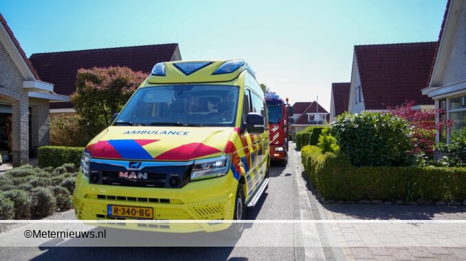 man boort zich in arm in Emmen