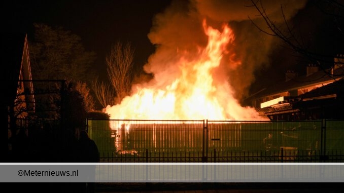 schuur in lichter laaie in Nieuw Amsterdam0