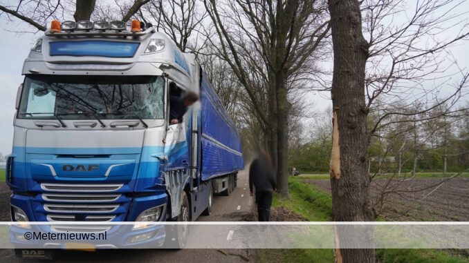 vrachtwagen tegen twee bomen in Linde