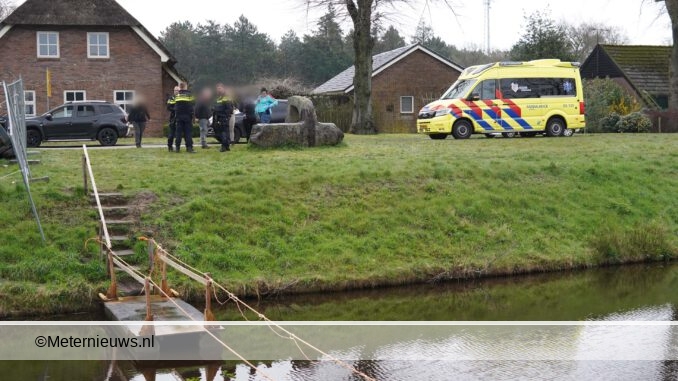 vrouw valt van pontje in Wezupperbrug
