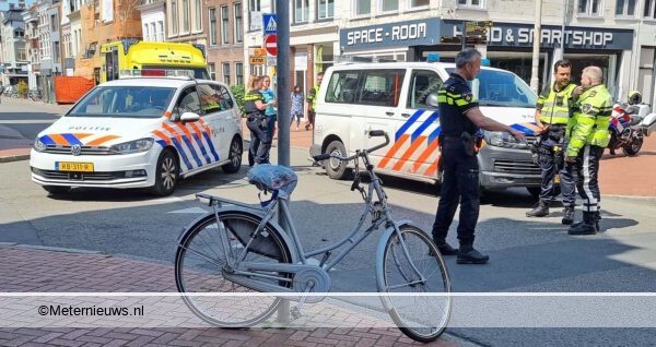 Aanrijding tussen fietser en politiebusje. Aanrijding tussen fietser en politiebusje.
