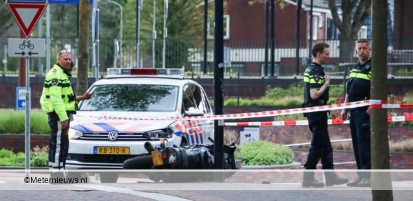 Achtervolging politie eindigt met aanrijding motor politie auto in Assen. Achtervolging politie eindigt met aanrijding motor politie auto in Assen.