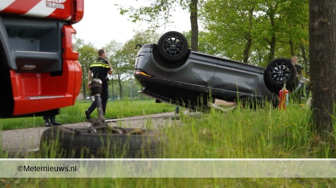 Auto over de kop in Dedemsvaart
