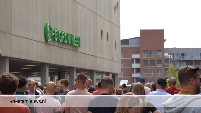 Supporter uit stadion na staken FC Groningen Ajax
