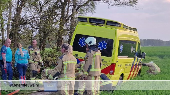 ambulance vast in de modderige berm Westervelde4