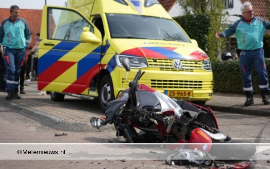 auto rijdt door na ongeval in Veenoord