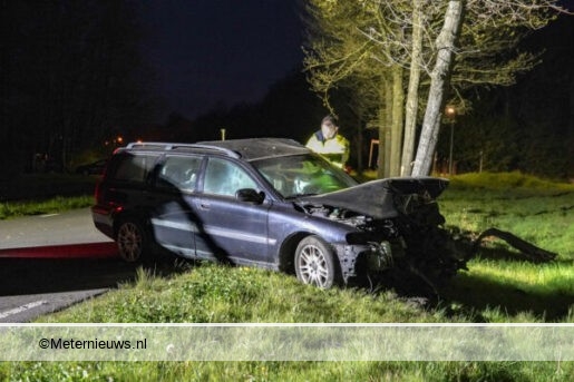 auto tegen boom na politieachtervolging Siddeburen5