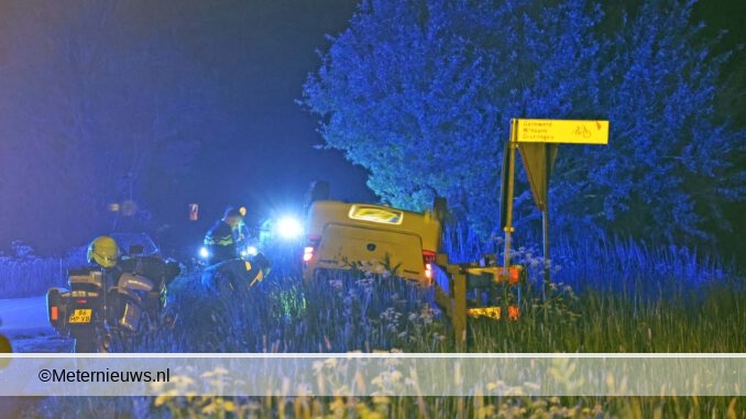 bestelauto op de kop Feerwerd