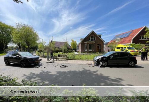 Forse aanrijding in Zuidlaren. Forse aanrijding in Zuidlaren.