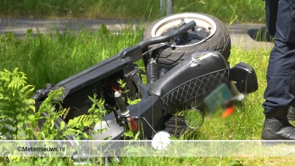 Scooterrijder gewond bij aanrijding. Scooterrijder gewond bij aanrijding.