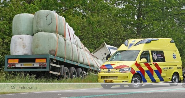 Vrachtwagen in de sloot N34 Gasselte
