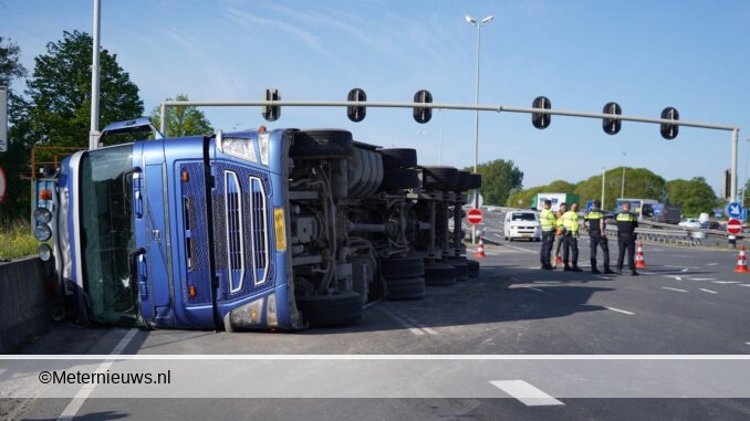 vrachwagen op de kant in Groningen
