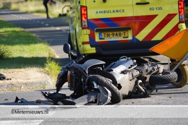 Scooterrijder na aanrijding naar ziekenhuis. Scooterrijder na aanrijding naar ziekenhuis.