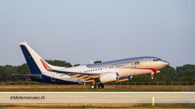 Koning Willem Allexander op weg naar airport Eelde