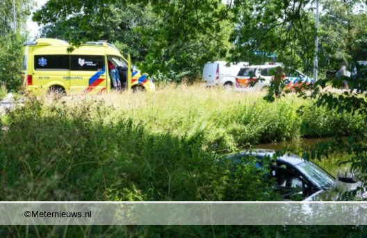 Auto na aanrijding te water in Emmen. Auto na aanrijding te water in Emmen.