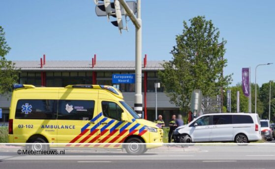 Gewonde na aanrijding scooter auto in Assen. Gewonde na aanrijding scooter auto in Assen.