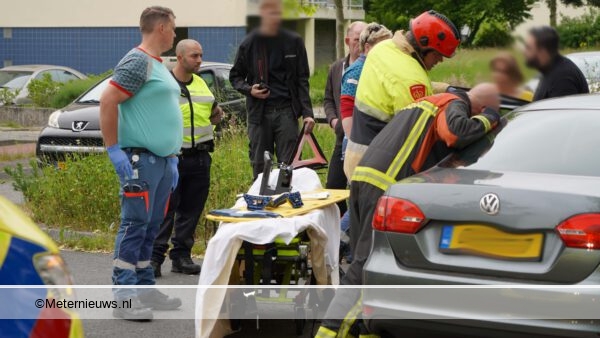 Brandweer haalt bestuurder na ongeval uit auto in Groningen.